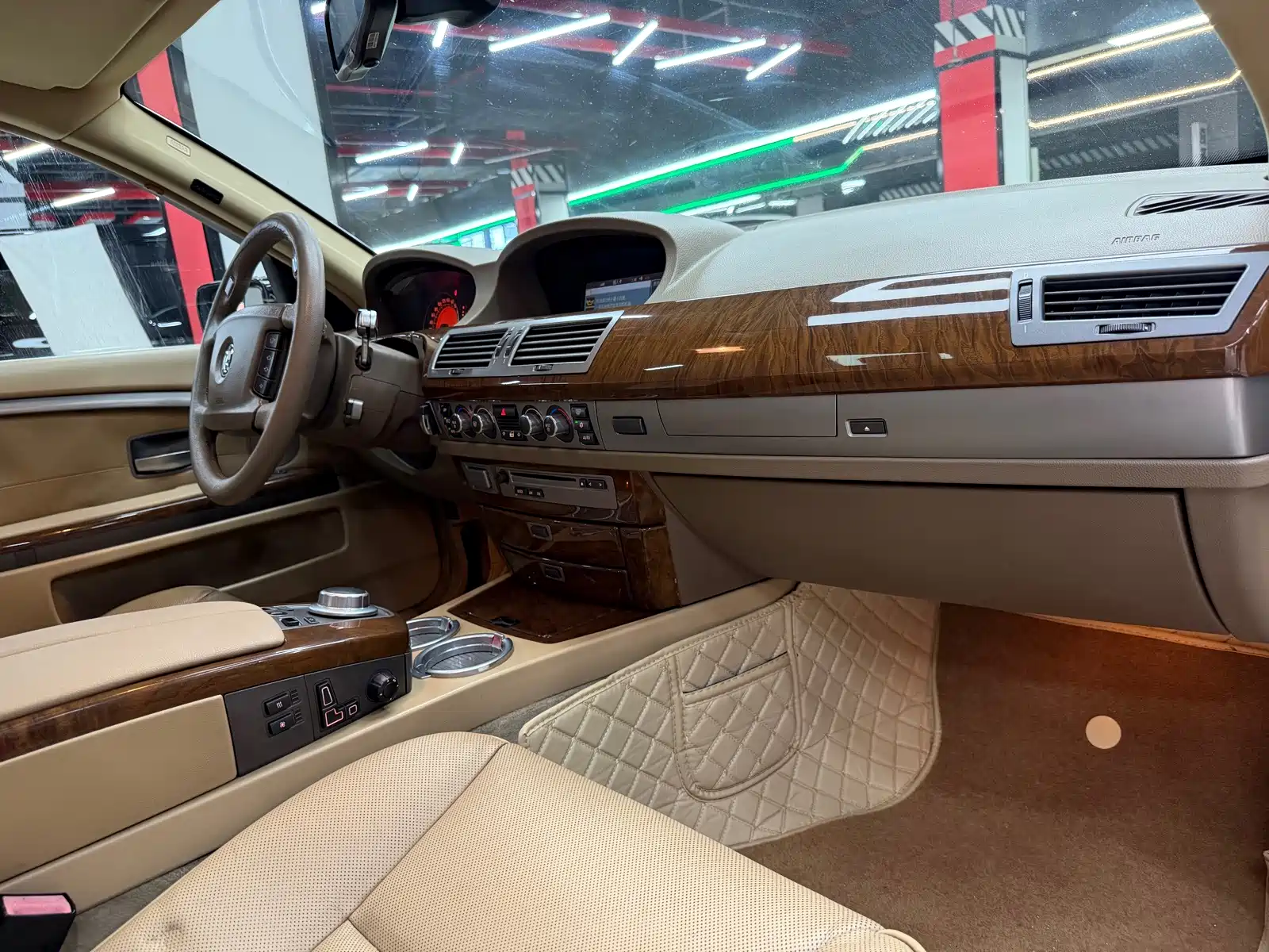 Фото 17 - BMW 7 Series