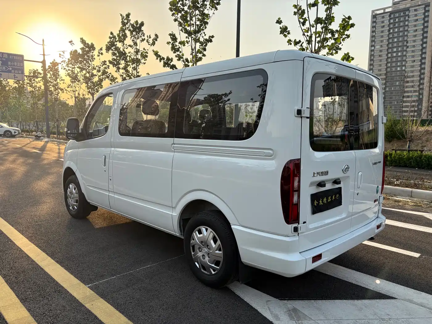 SAIC Maxus Xintu V80 2025 PRO Aoyun Express 2.0T Automatic Short Wheelbase Ultra-low Roof 5/6-Seater фото 4