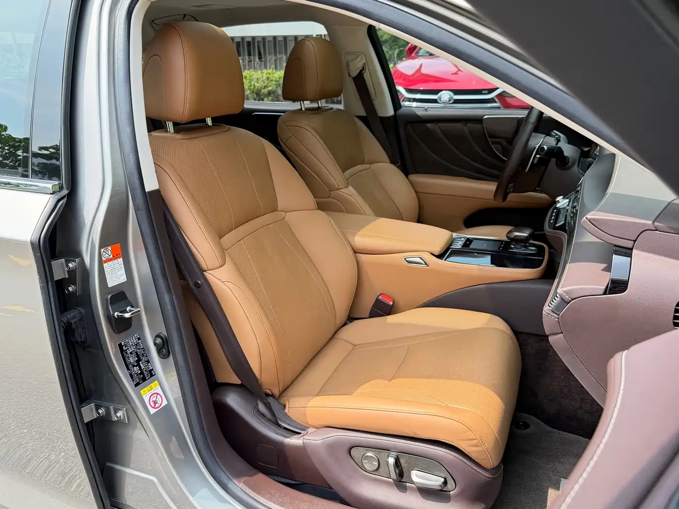 Фото 17 - Lexus LS