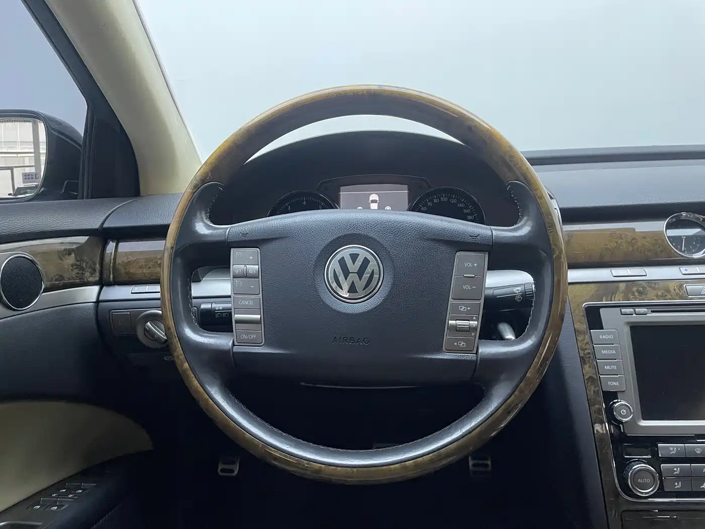 Volkswagen Phaeton 2009 Model 3.6L V6 5-seat Extended Luxury фото 19