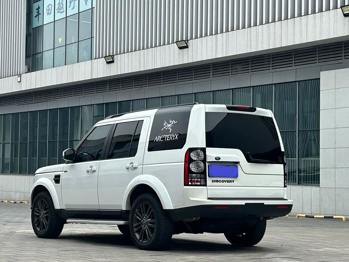 Land Rover Discovery 2016 3.0 SC Black Edition SE фото 10