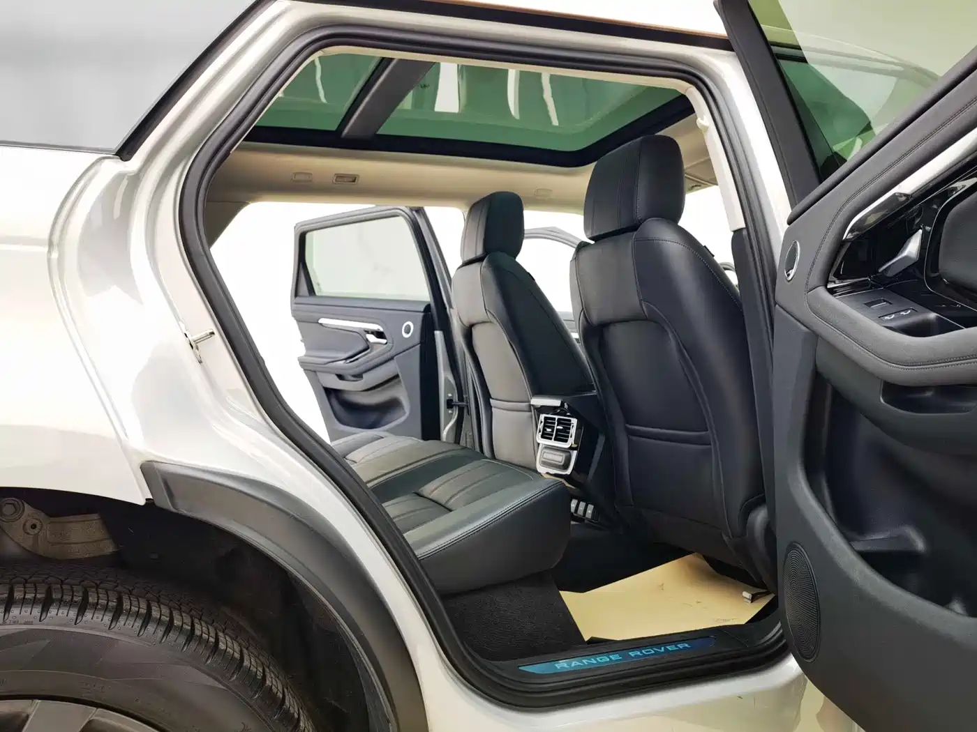 Land Rover Range Rover Evoque 2023 Range Rover Evoque L 249PS Corinthian Bronze Special Edition фото 8