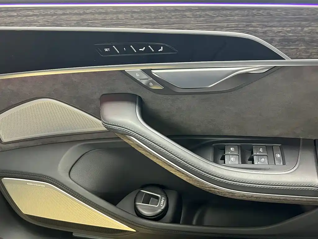 Фото 32 - Audi A8