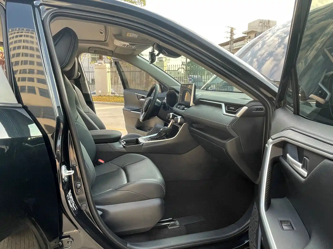 Toyota Wildlander 2022 Hybrid 2.5L E-CVT FWD Luxury Edition фото 15