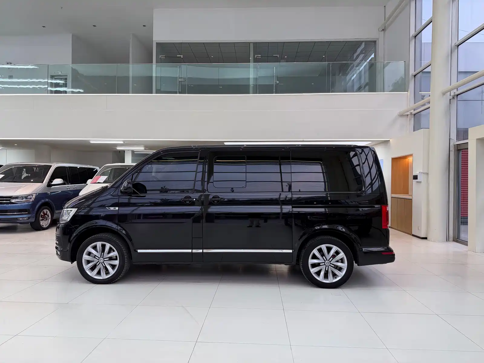 Фото 3 - Volkswagen Multivan