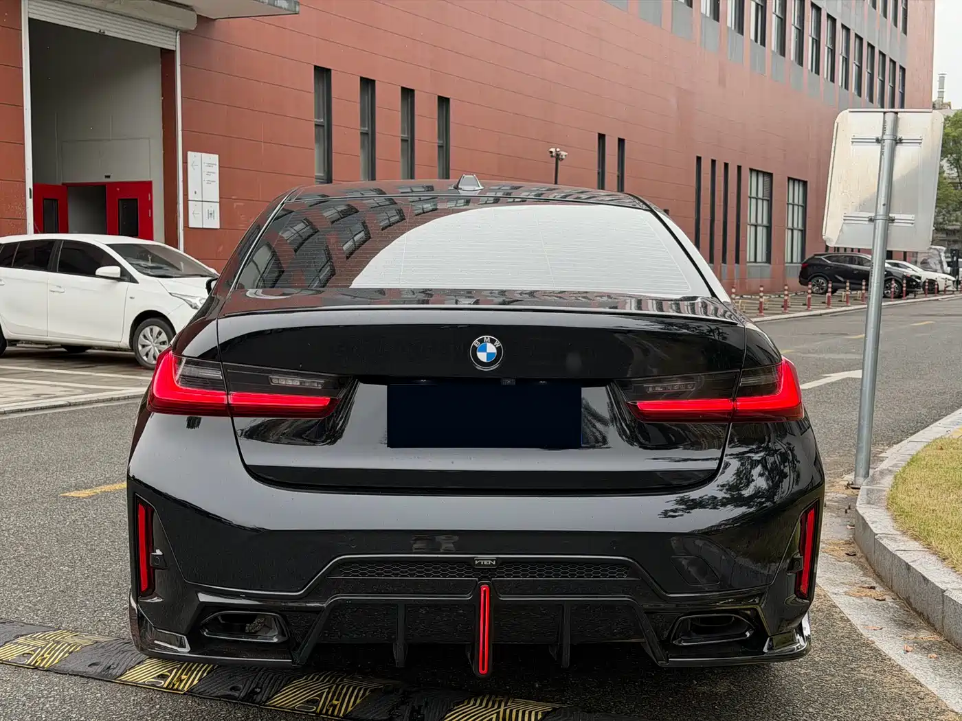 BMW 3 Series 2023 325i M Sport Black Night Package фото 19