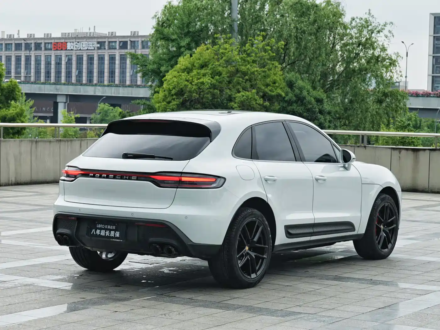PORSCHE MACAN