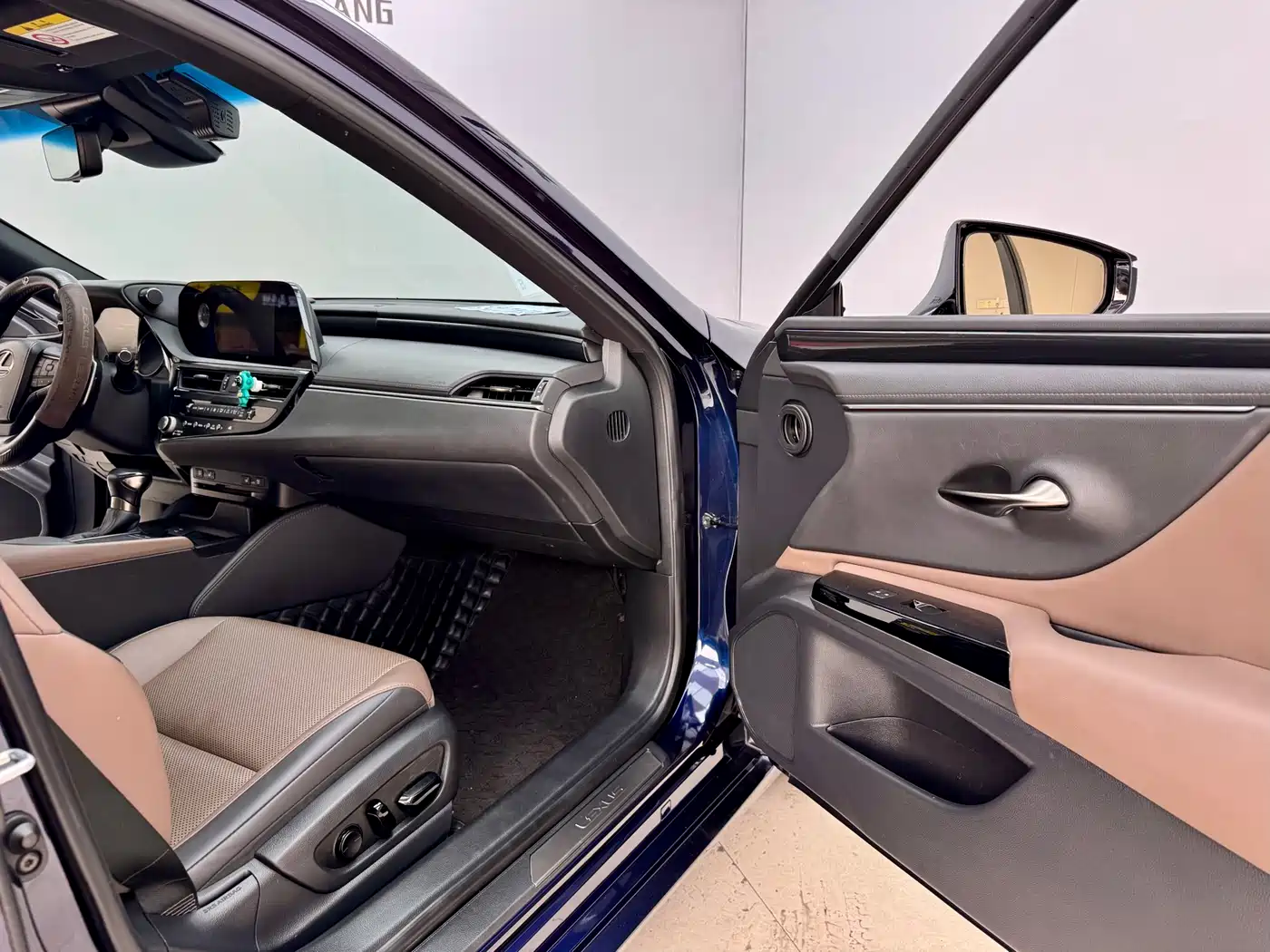 Lexus ES 2022 300h Ultimate Edition фото 13