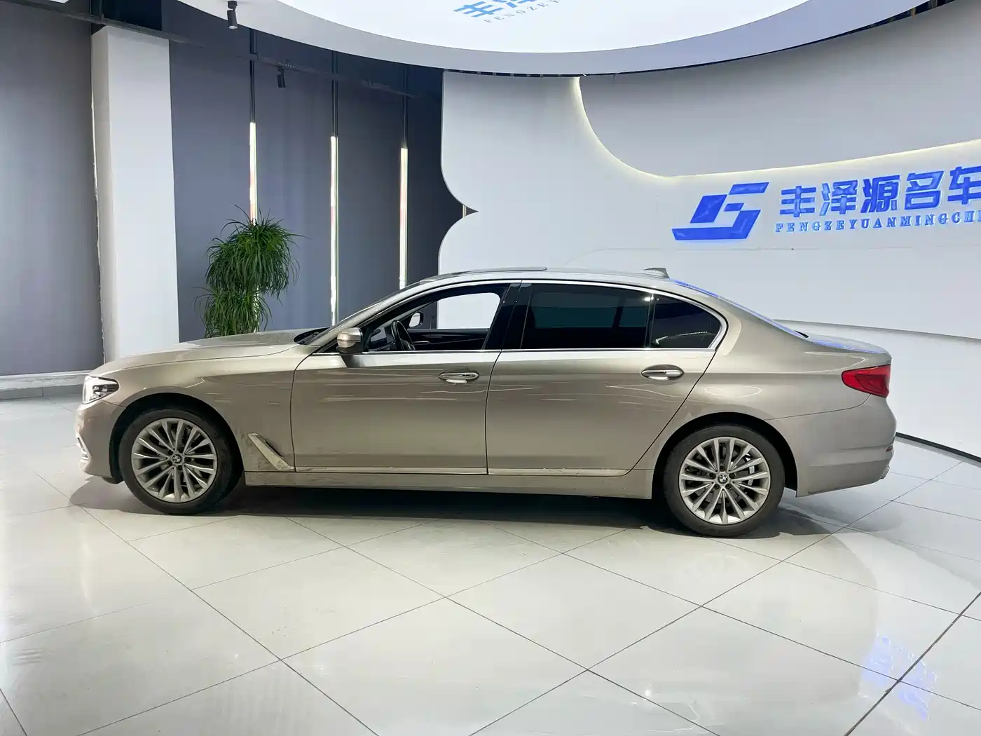 BMW 5 Series 2018 525Li Luxury Package фото 2