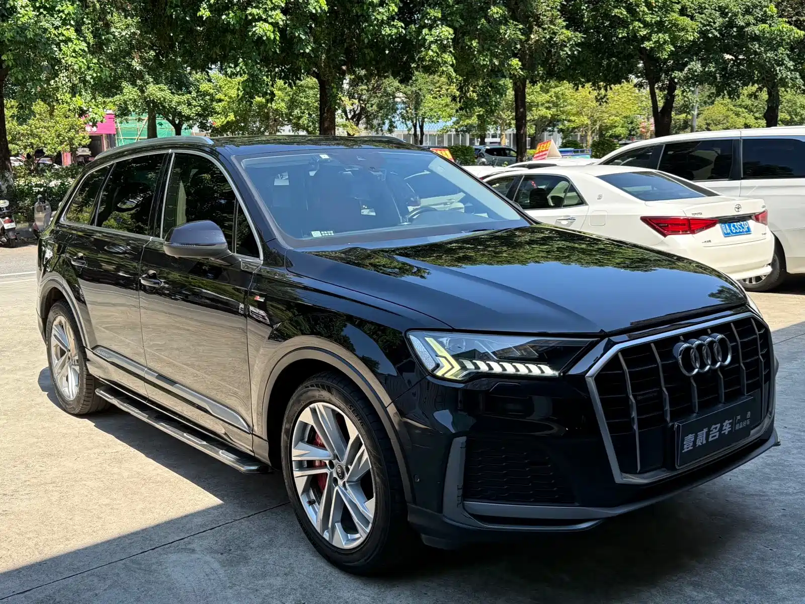 Photo 2 - Audi Q7
