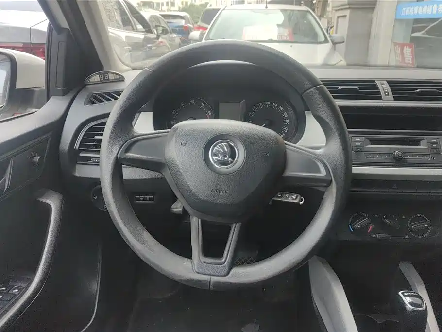 Škoda Fabia 2015 1.4L Automatic Advance Edition фото 15