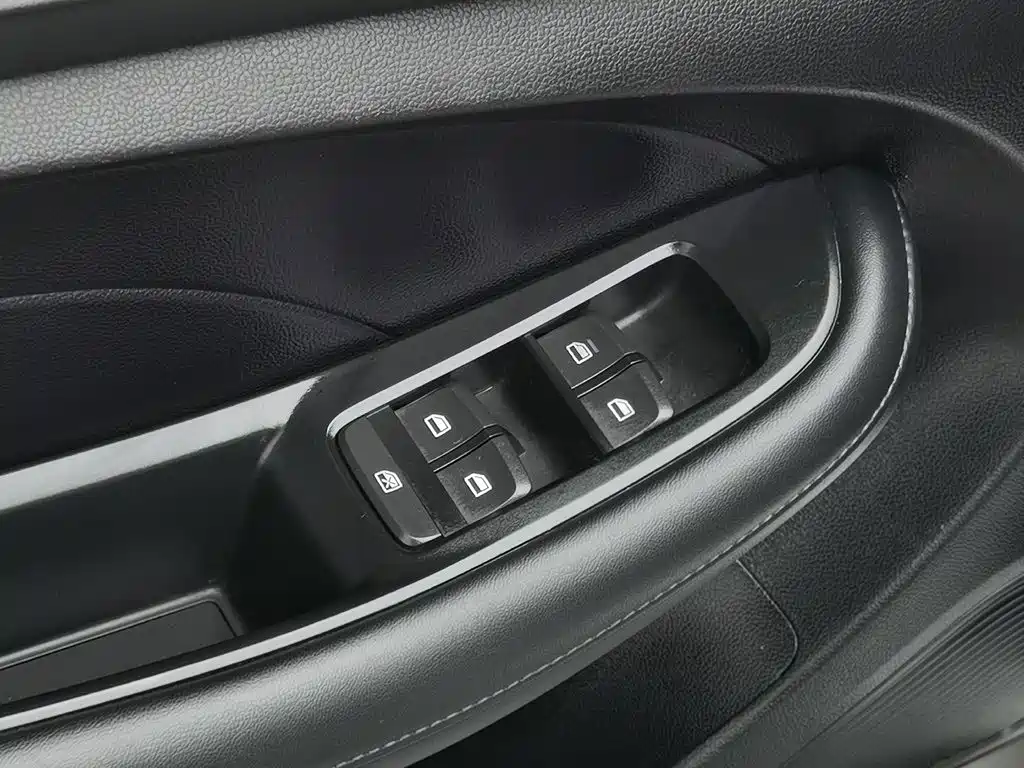 Фото 9 - Roewe i5