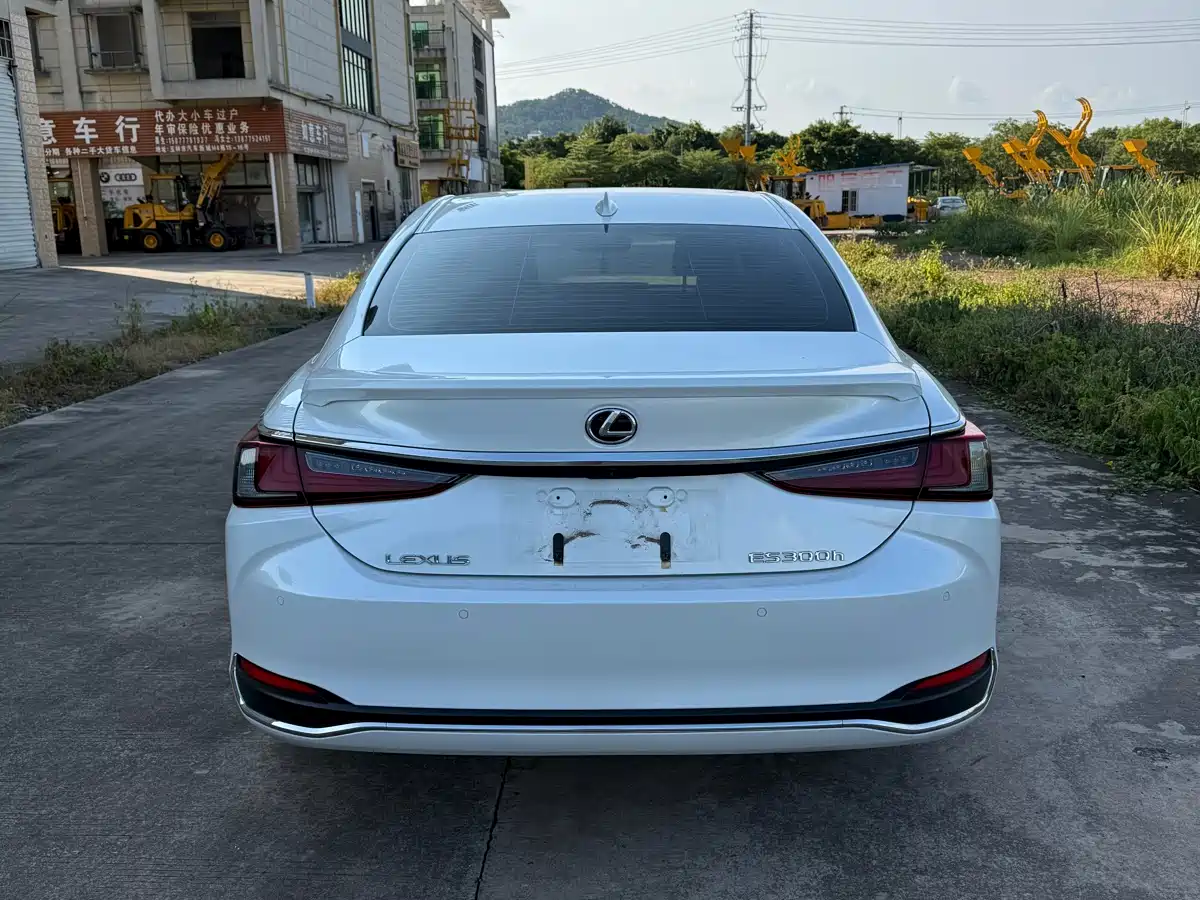 Lexus ES 2022 300h Ultimate Edition фото 8