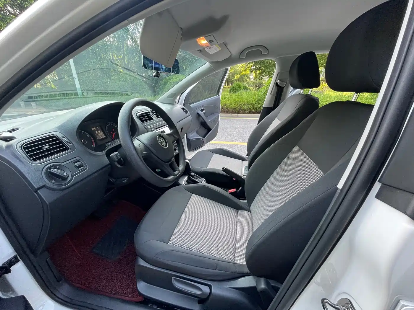 Volkswagen Polo 2016 1.4L Automatic Trend фото 7