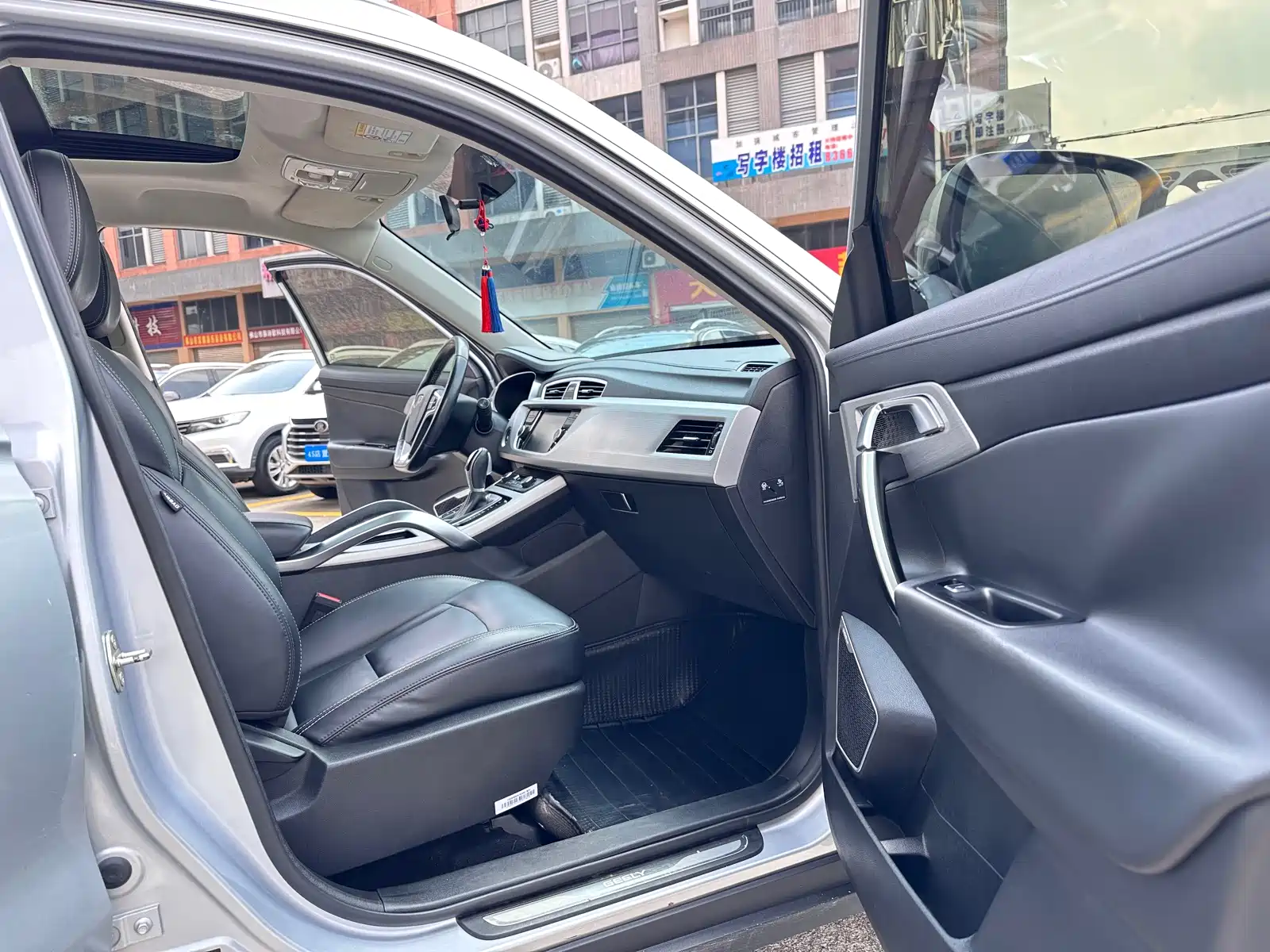 Фото 9 - Geely Atlas