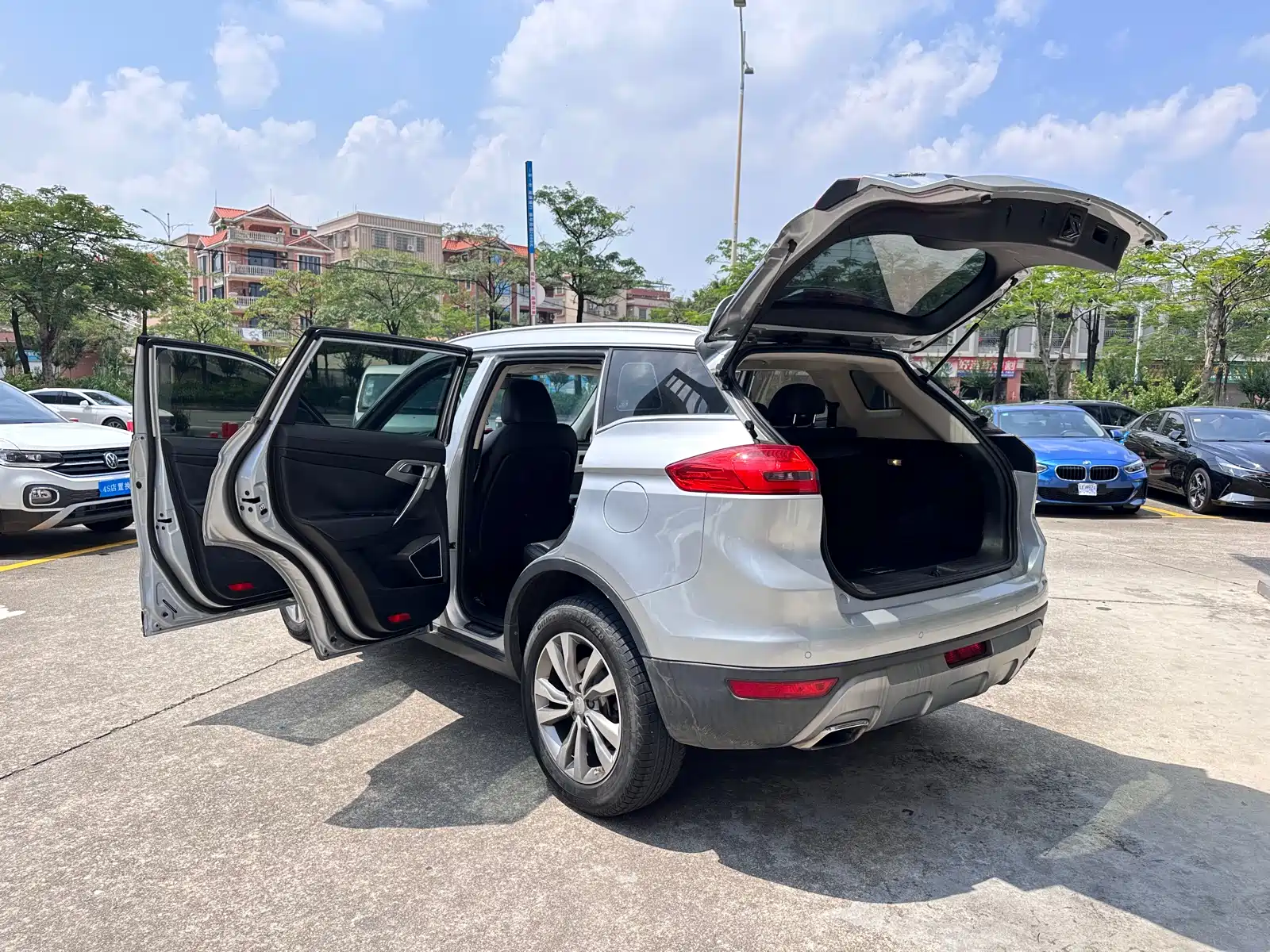 Фото 22 - Geely Atlas