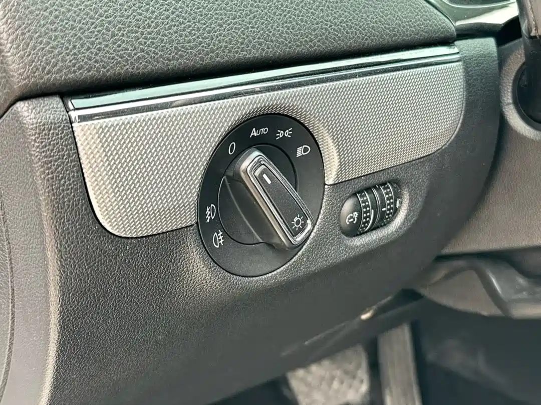 Volkswagen Sagitar 2018 1.6L Automatic Comfort фото 14