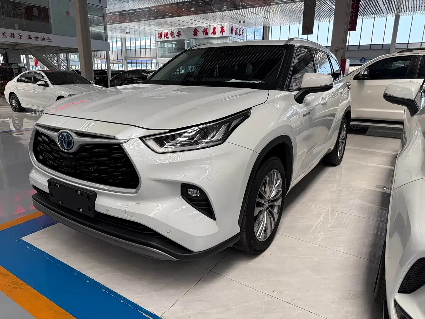 Toyota Highlander 2024 2.5L Smart Hybrid 4WD Premium 7-seater фото 3