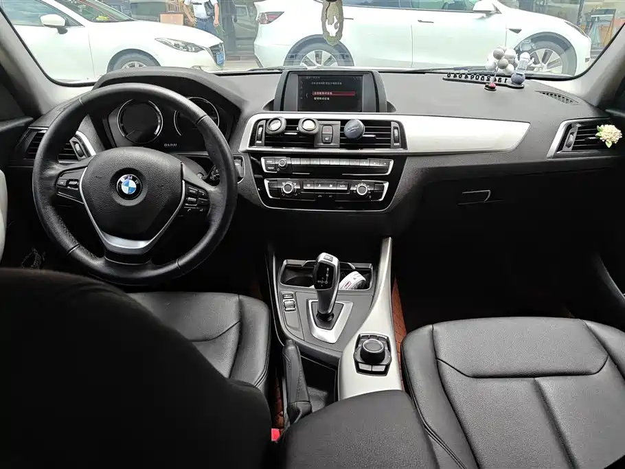 BMW 1 Series (Import) 2018 118i Leading фото 12