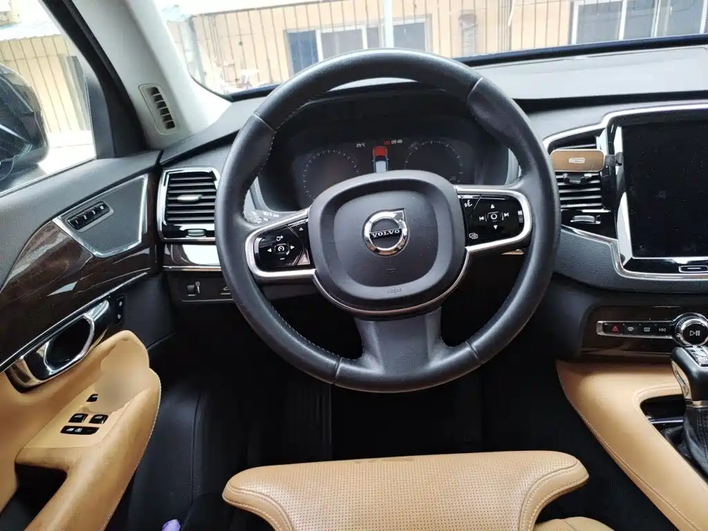 Фото 11 - Volvo XC90