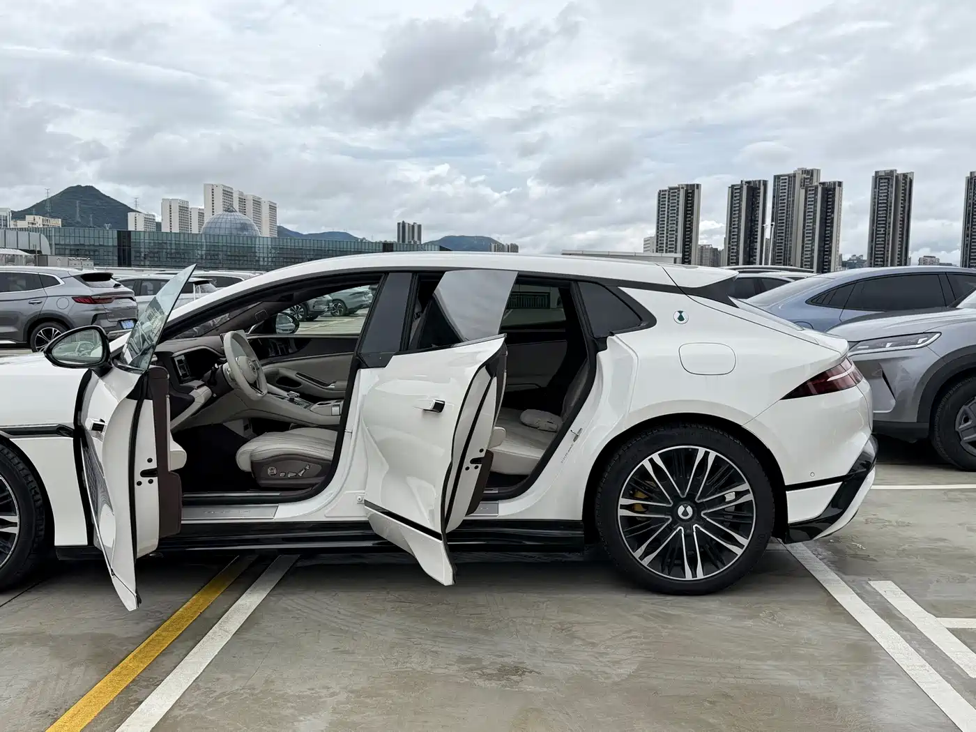Photo 6 - Denza Z9GT
