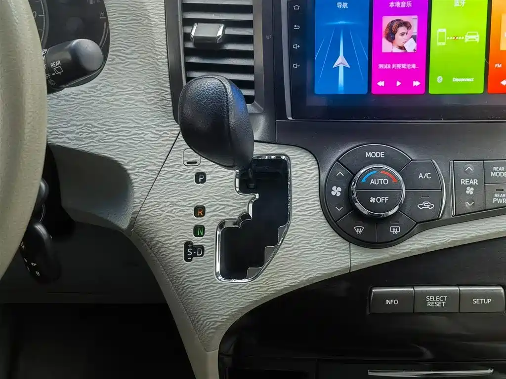 Toyota Sienna 2013 3.5L 4WD Automatic фото 10