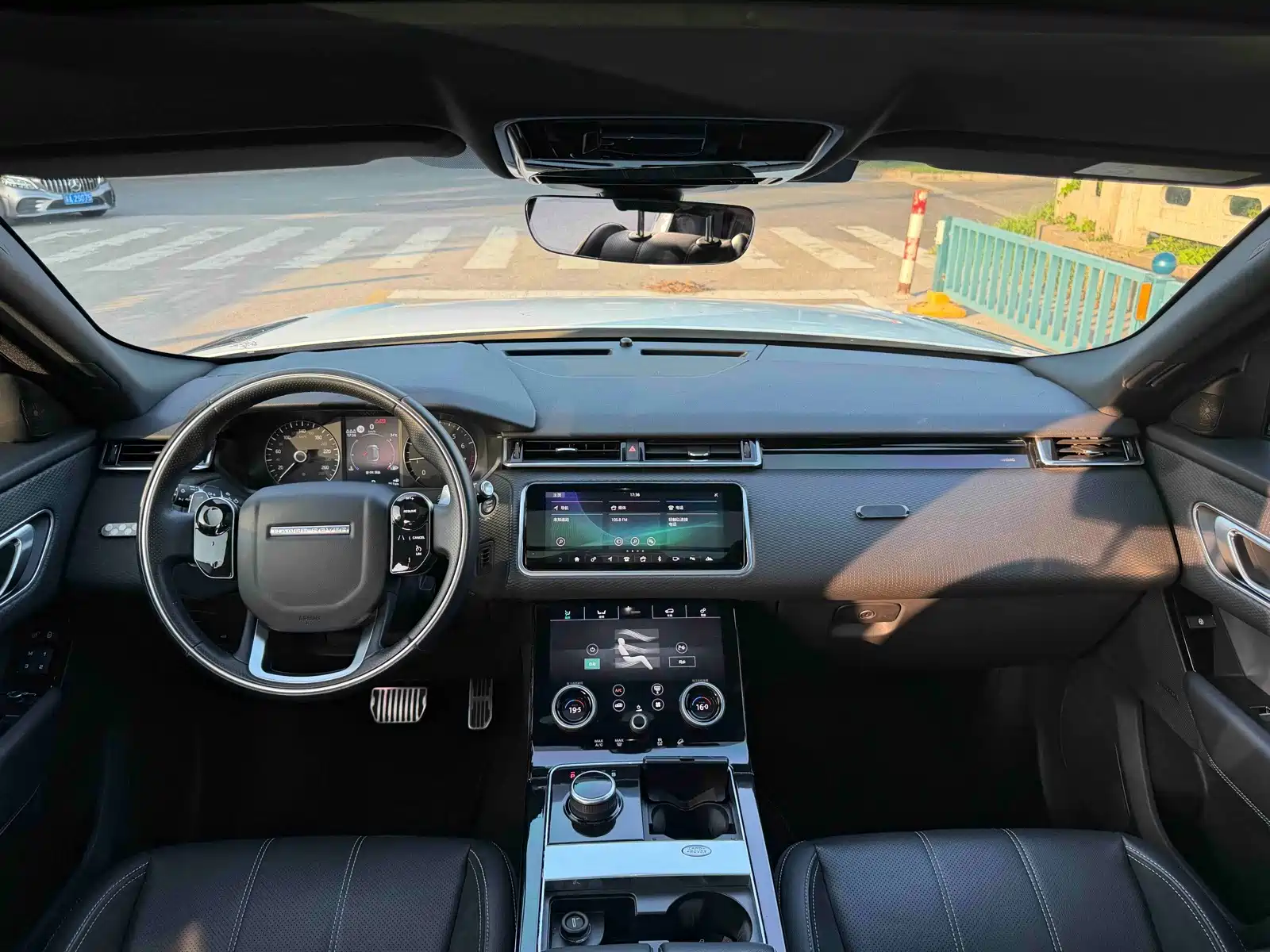 Фото 9 - Land Rover Range Rover Velar