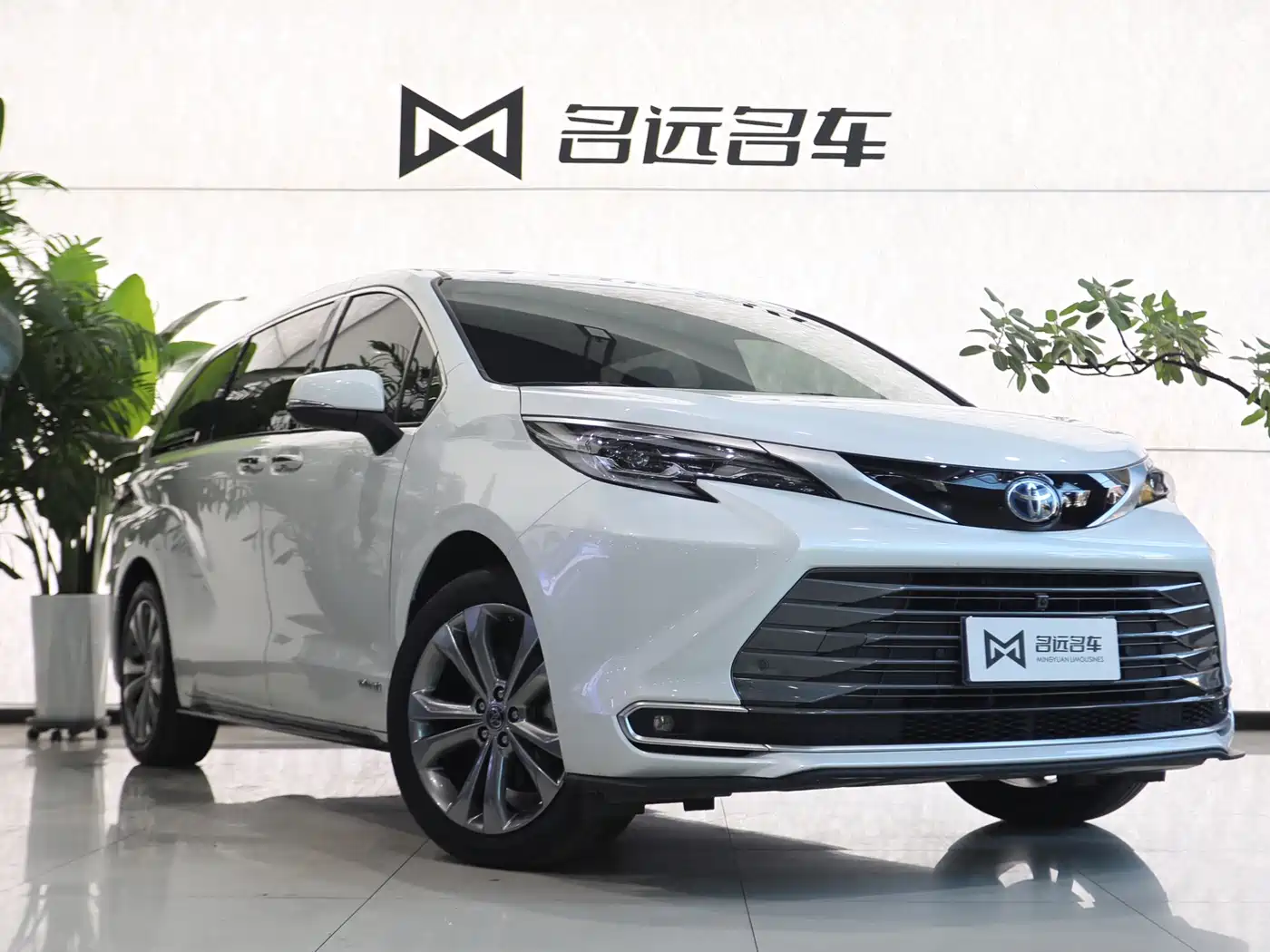 Toyota Sienna 2023 2.5L Hybrid Premium Edition фото 3