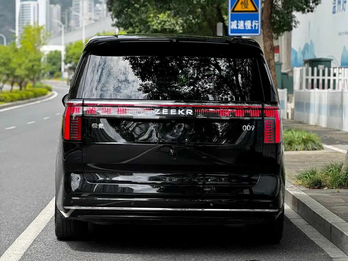 ZEEKR 009 2025 2024 6-seat Executive AWD 108kWh