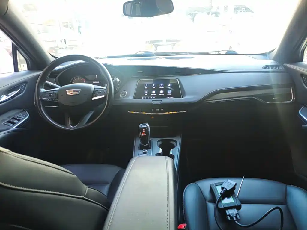 Фото 10 - Cadillac XT4