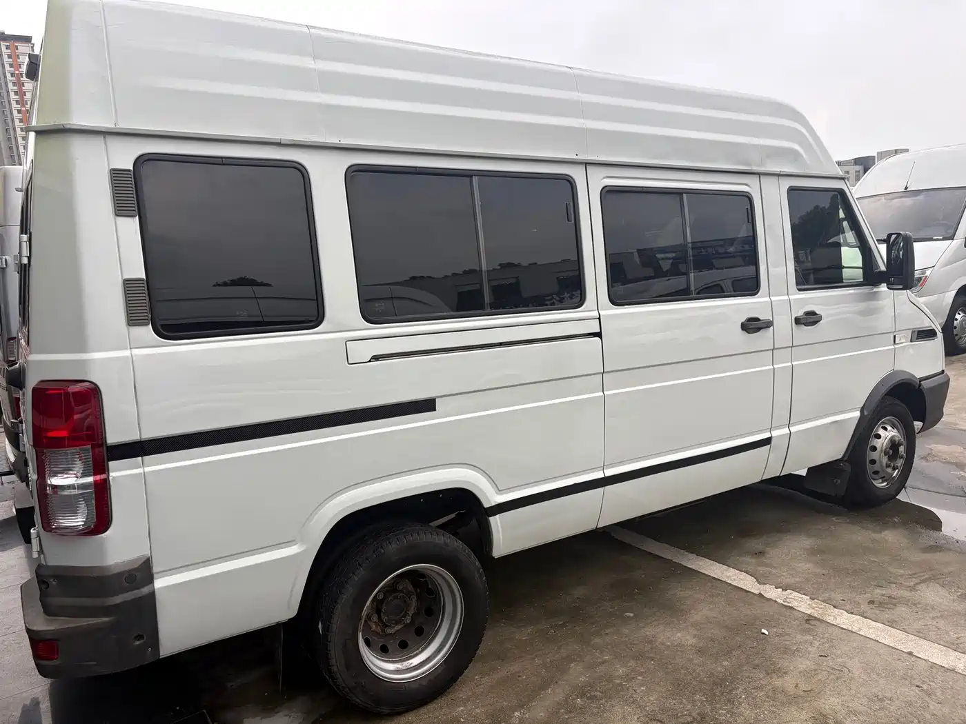 Iveco Daily 2023 2022 2.5T A37 M1 Bus 5-9 Seats Long Wheelbase Medium Roof Dual Tire Sliding Door