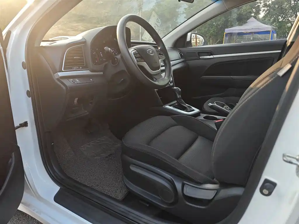 Hyundai Elantra 2016 Model 1.6L Automatic Smart Elite фото 13