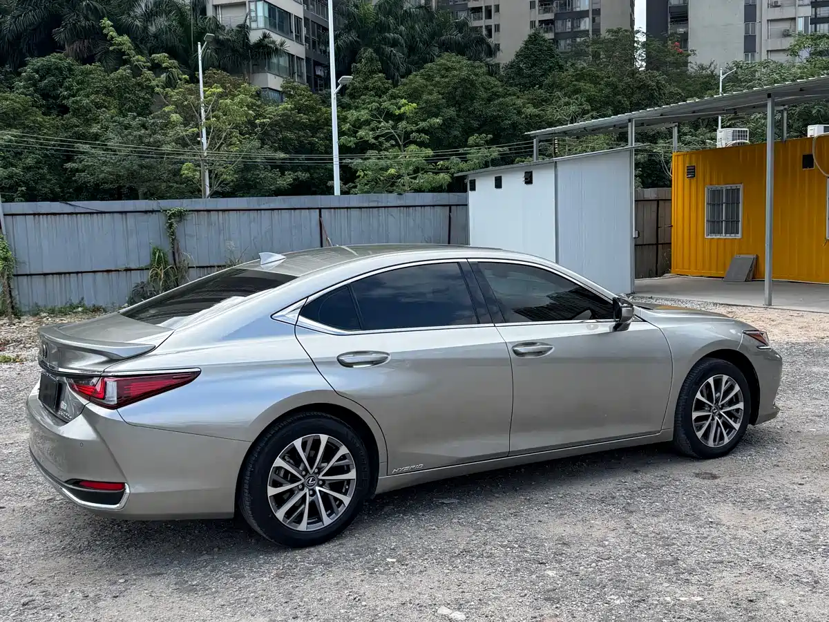 Lexus ES 2022 300h Ultimate Edition фото 5