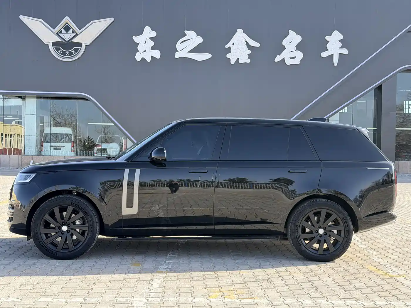 Land Rover Range Rover 2025 3.0 L6 400PS Flourishing Era Extended Wheelbase фото 3