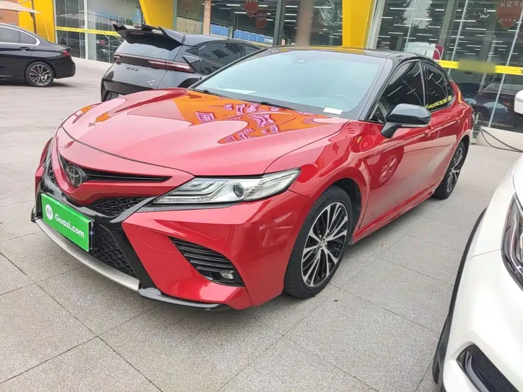 Фото 2 - Toyota Camry