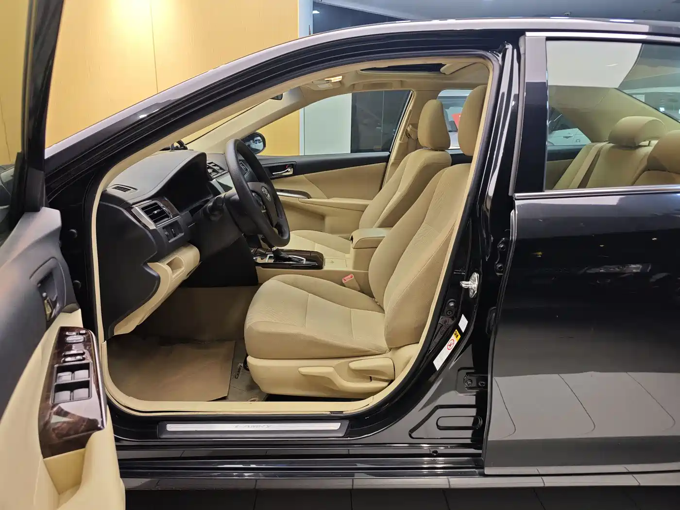 Toyota Camry 2016 2.0E 10th Anniversary Elite Edition фото 14