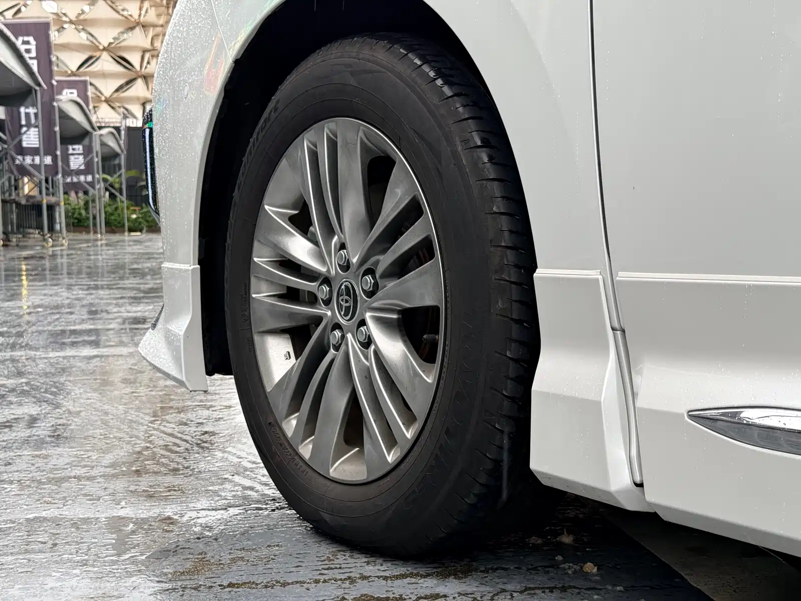 Photo 23 - Toyota Alphard