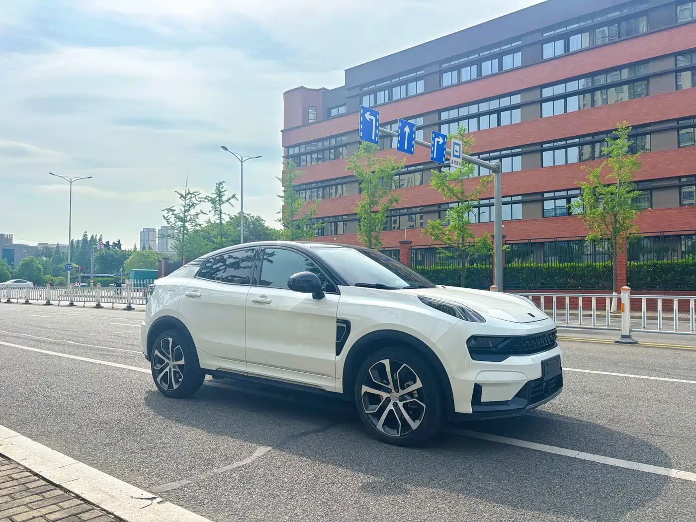 Lynk & Co 05 2020 2.0TD 4WD Halo Edition фото 3