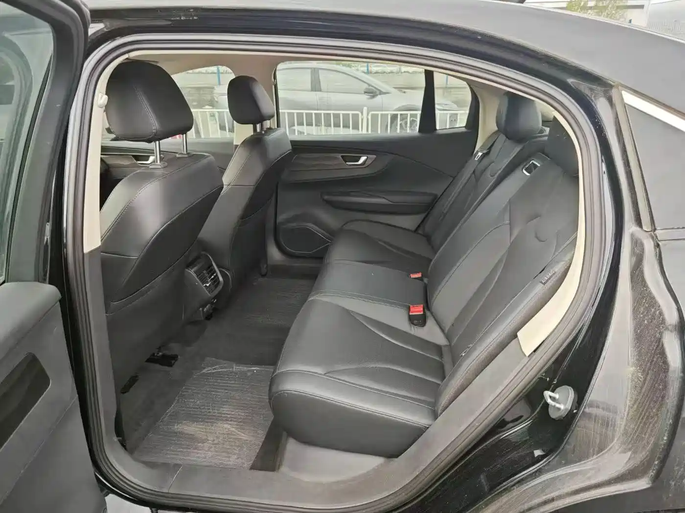 Hongqi E-QM5 2022 431km Charging Enjoyment Edition фото 6