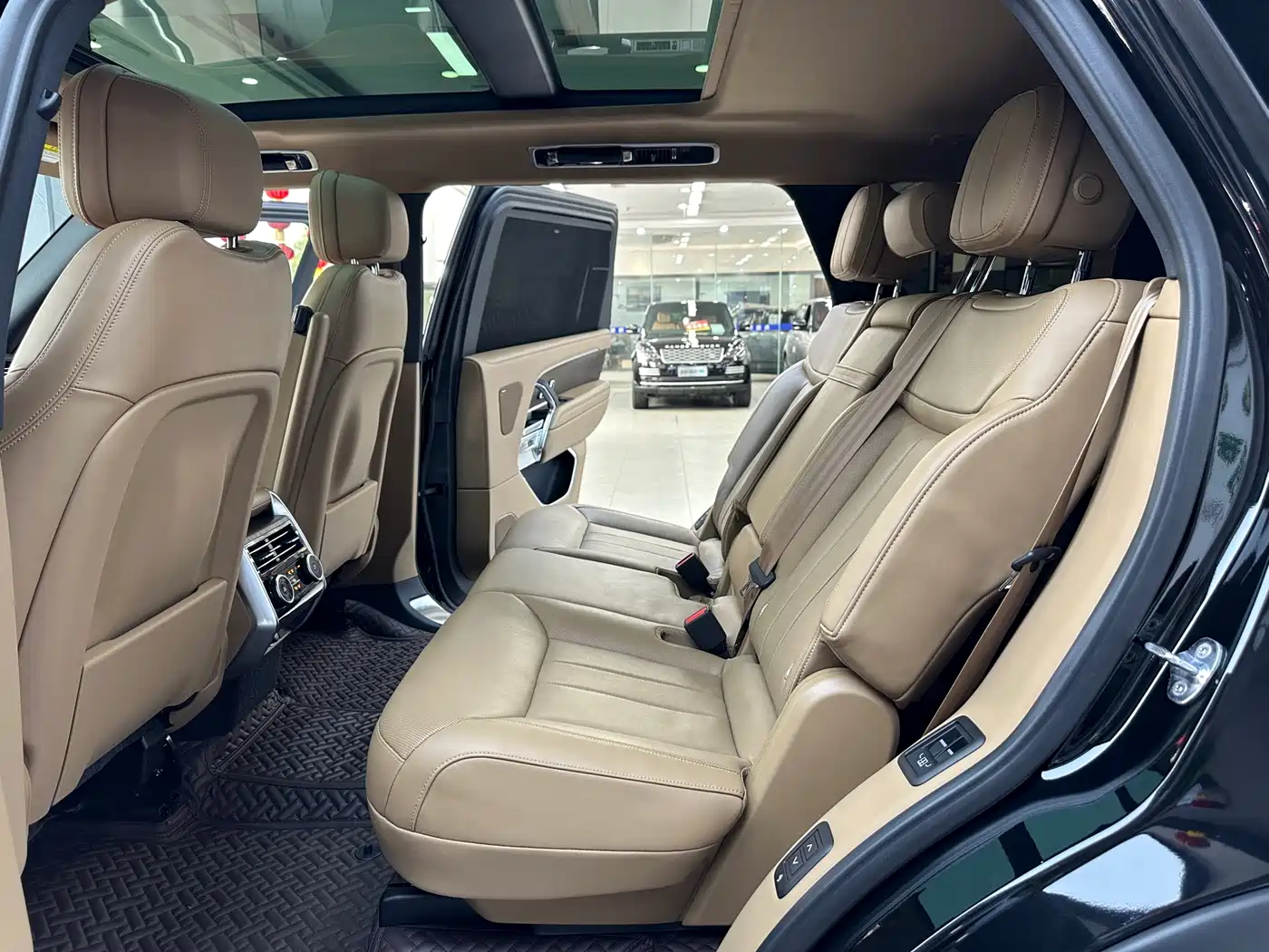 Land Rover Range Rover 2023 3.0 L6 400PS Golden Age 7-Seater Long Wheelbase фото 11