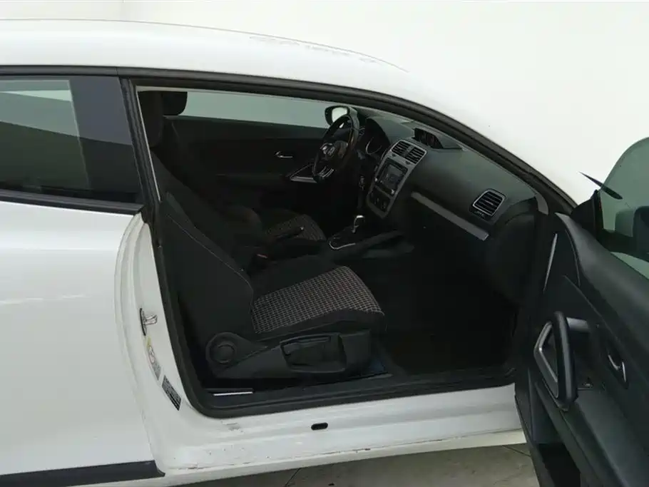 Volkswagen Scirocco 2015 1.4TSI Trend Edition фото 8