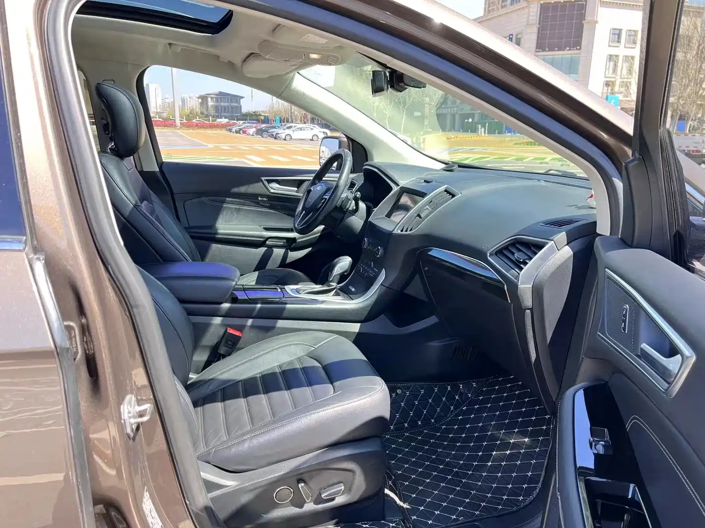 Photo 8 - Ford Edge