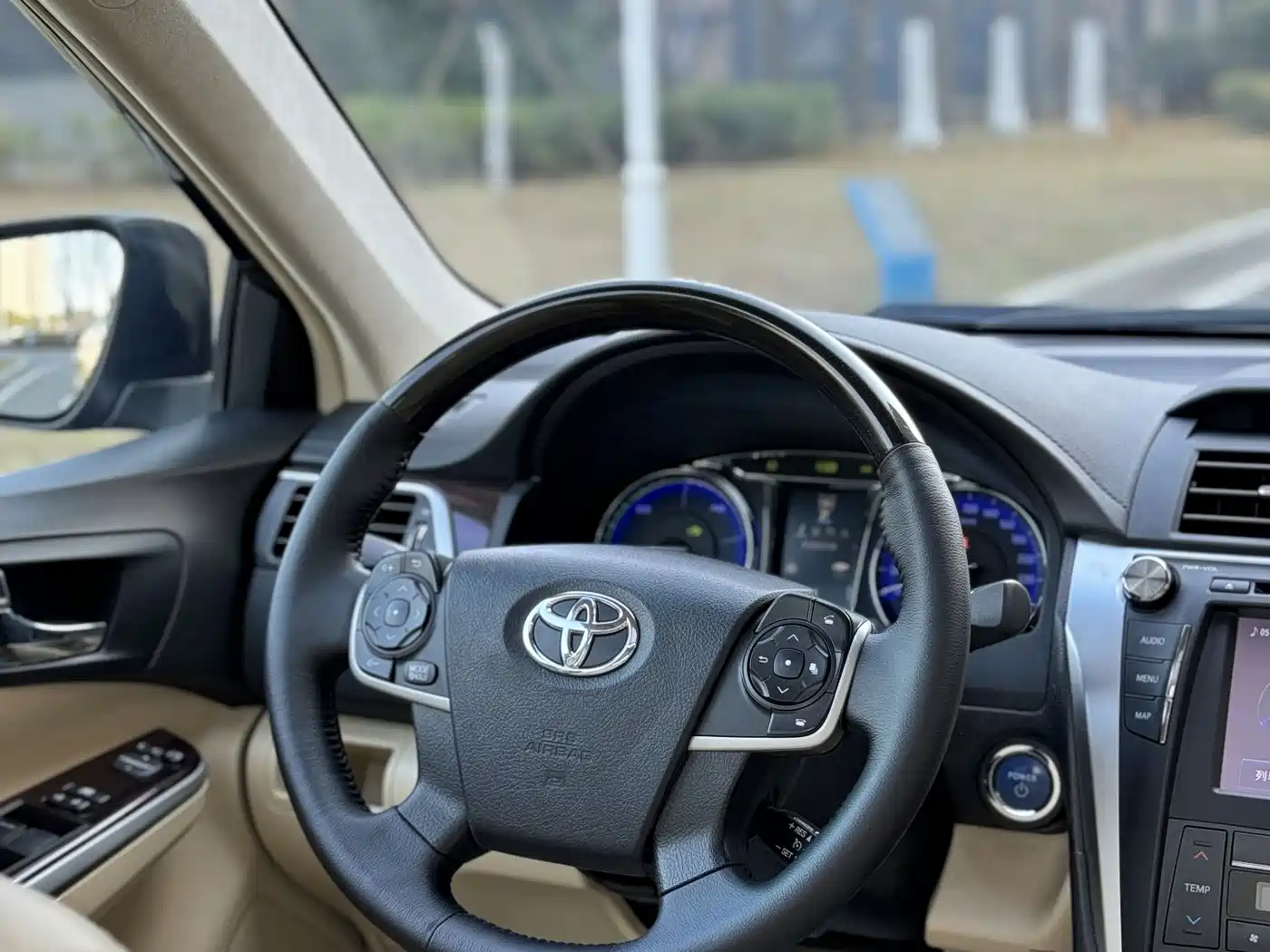 Toyota Camry 2015 Dual Engine 2.5HG Luxury Navigation Edition фото 6