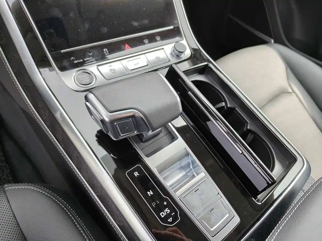 Audi Q8 2024 55 TFSI Luxury Sport фото 12