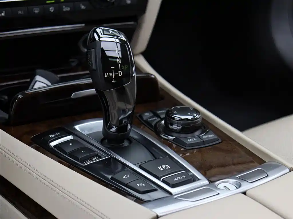 BMW 7 Series 2010 760Li фото 13