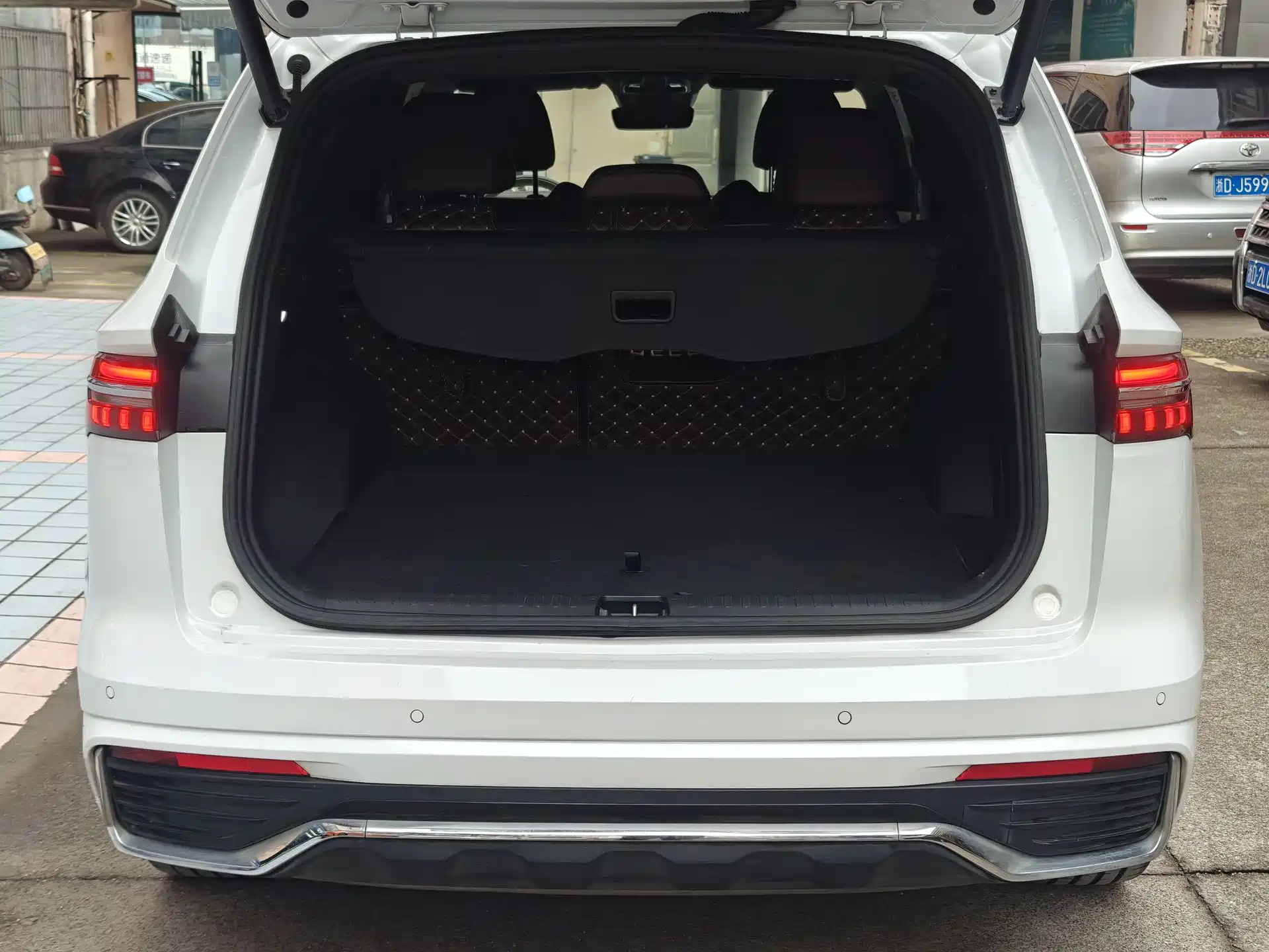 Фото 6 - Geely Monjaro