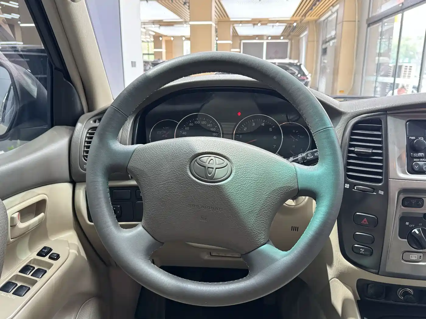 Toyota Land Cruiser 2005 Model 4.7L Automatic VX-R Luxury DVD Edition фото 16