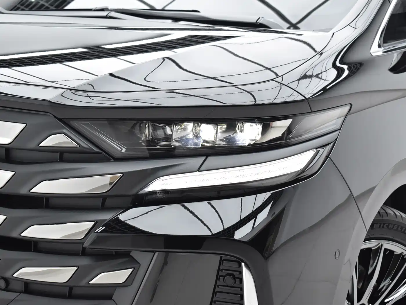 Toyota Vellfire 2024 Crown Hybrid 2.5L Executive Premium Edition фото 4