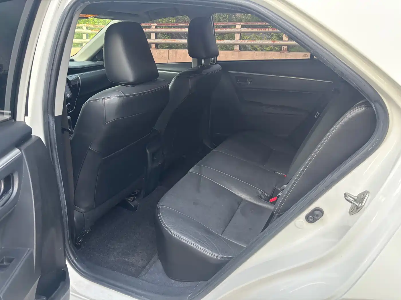 Toyota Corolla 2014 1.6L CVT GL-i Leather Edition фото 6