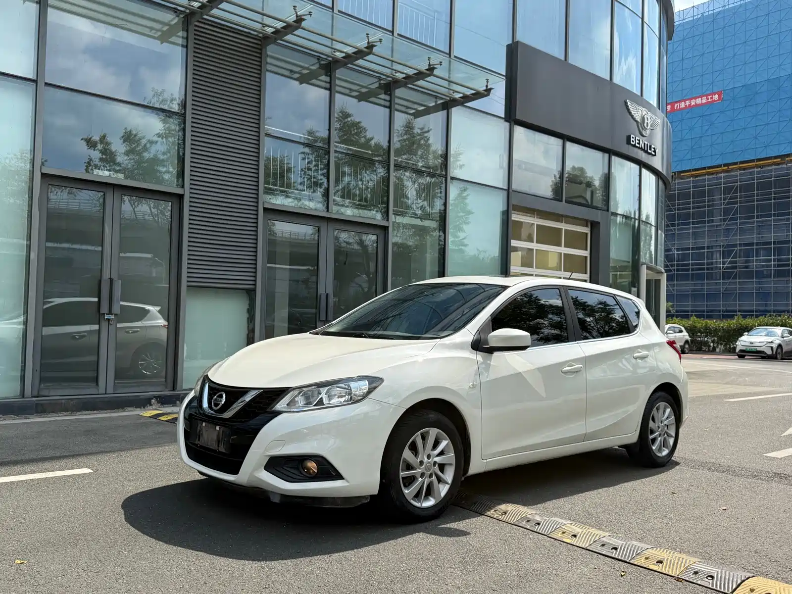 Photo 1 - Nissan Tiida